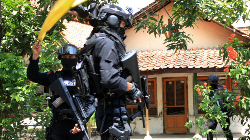 Indonézia, policajti, útok,