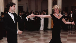 Ikonické šaty princeznej Diany, v ktorých tancovala s Travoltom, sa vydražili za vyše 300 000