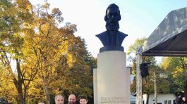 Ivan Stur s dvoma synmi a vnuikmi pred pomnikom slavneho predka v Uhrovci.2