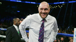 Fury sa vzdal titulov a prišiel o licenciu. Chce sa liečiť