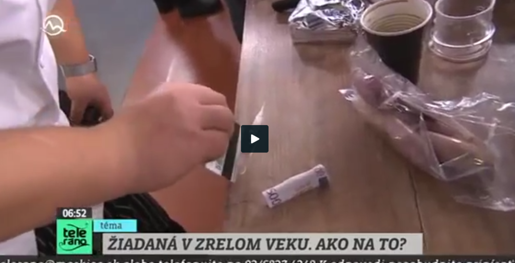 Ľubomír Herko upravoval biely prášok na stole...