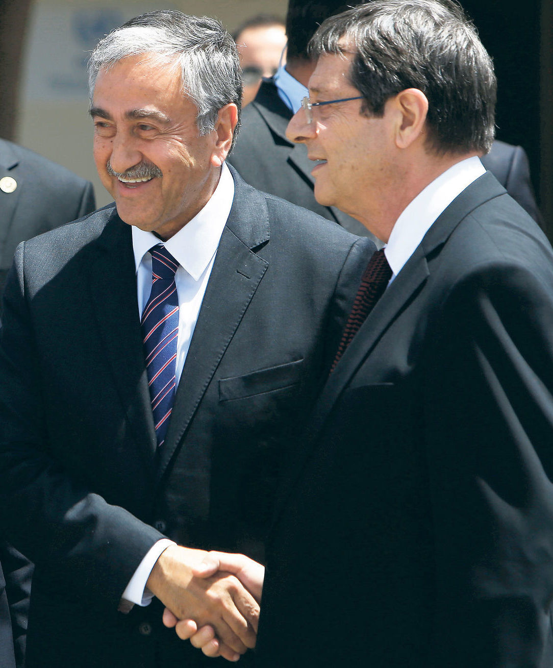 Severocyperský líder Mustafa Akinci (vľavo) a...