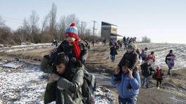 Macedónsko uzavrelo hranice, v Grécku uviazli stovky migrantov