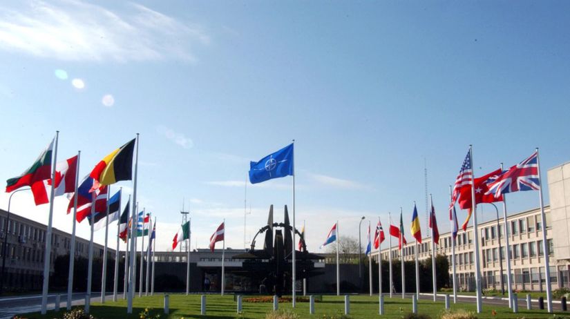 NATO, centrála, Brusel, vlajky