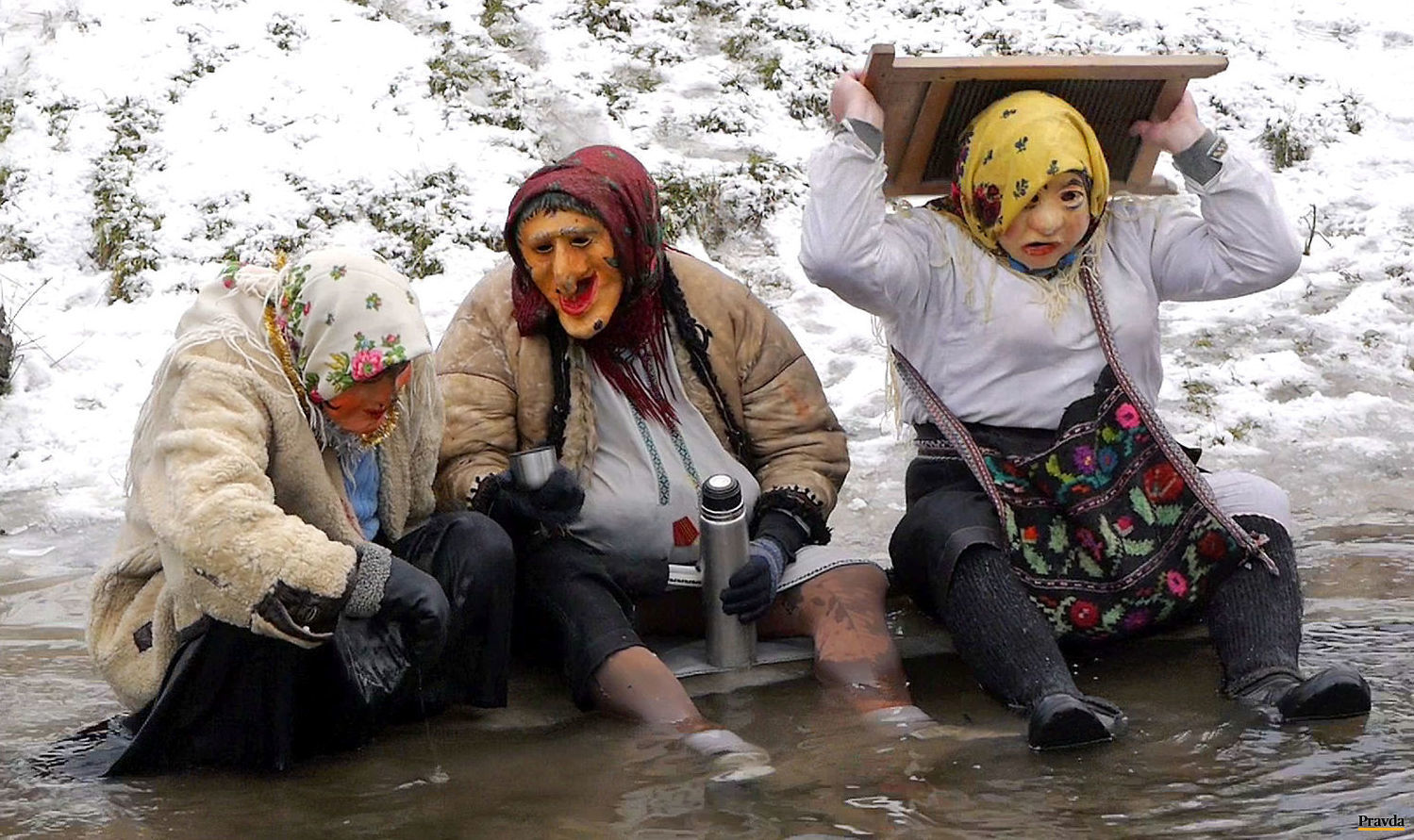 Masky sa kúpu v ľadovej vode. Vraj z toho ešte...