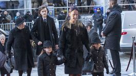 Speváčka Celine Dion prichádza do synmi Eddym a...