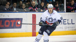 Tvrďas Jurčina. Po zákroku Slováka zostala na ľade krv