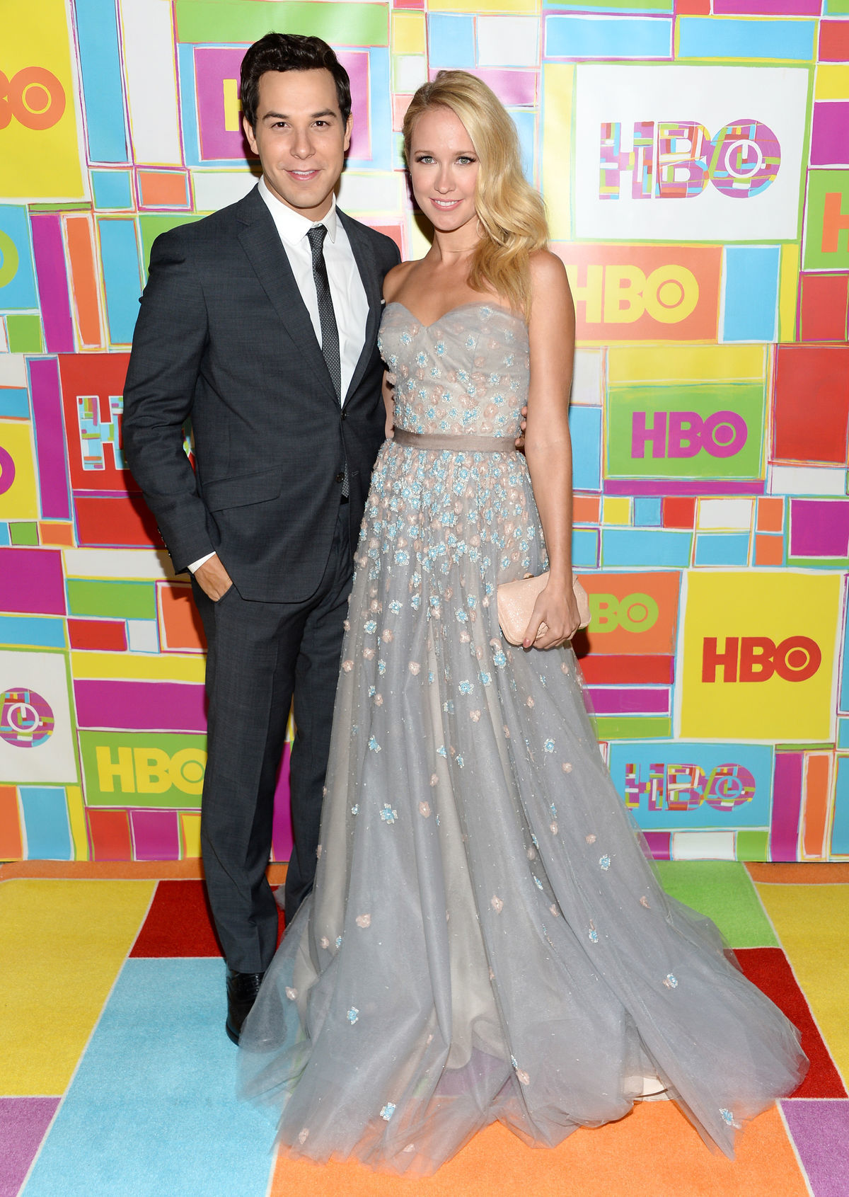 Herecký pár Anna Camp a jej snúbenec Skylar Astin.