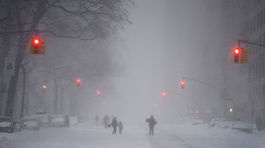 Slovensko trápi silný vietor a sneh, rýchlik narazil do stromu, meškajú vlaky