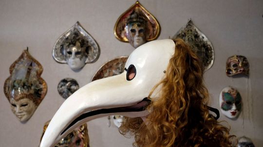 Elisa ukazuje jednu z masiek, na ktorej pracuje...