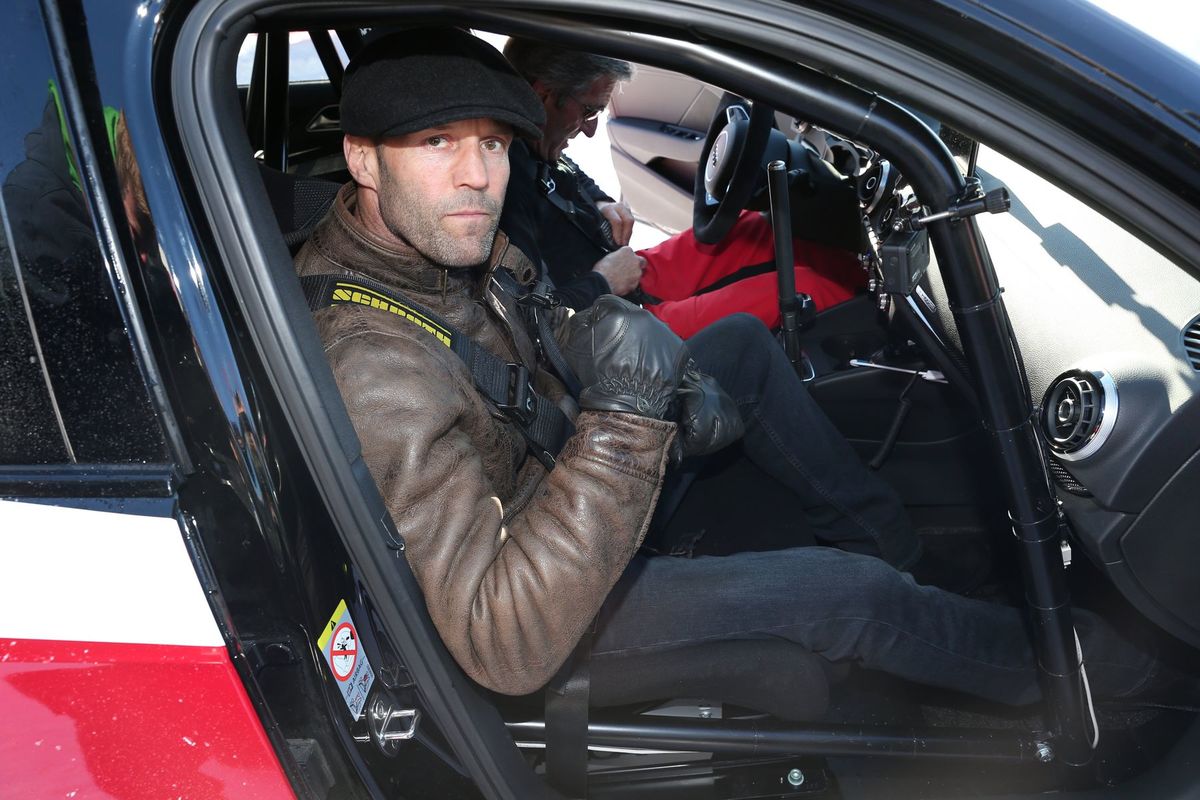 Herec Jason Statham si odskúšal aj jazdu na snehu.