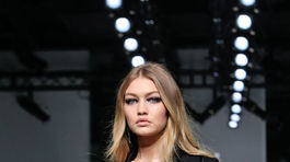 Modelka Gigi Hadid na prehliadke Atelier Versace v Paríži. 