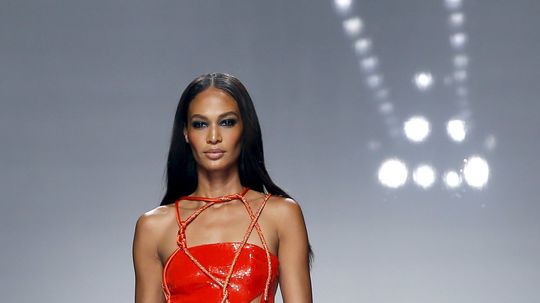 Modelka Joan Smalls v kreácii Atelier Versace.