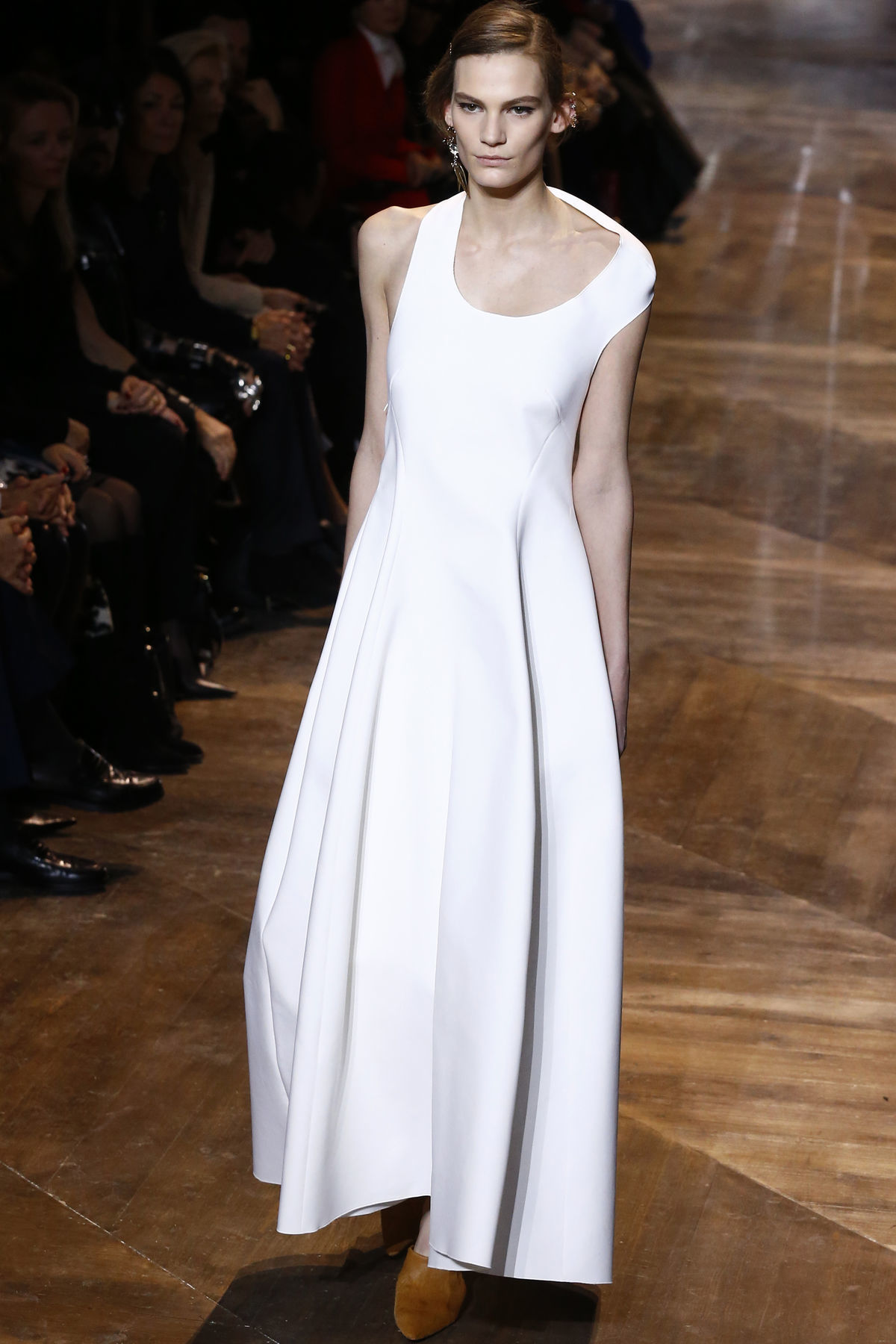 Modelka v kreácii Christian Dior Haute Couture...