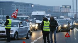 Vo Francúzsku protestujú taxikári, učitelia aj štátni zamestnanci
