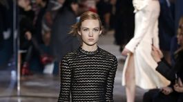 Modelka v kreácii Christian Dior Haute Couture Jar-Leto 2016.