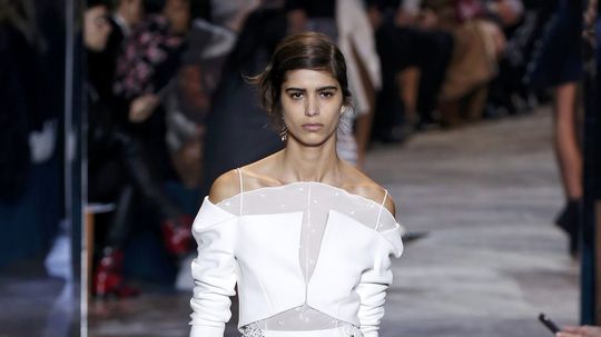 Modelka v kreácii Christian Dior Haute Couture...