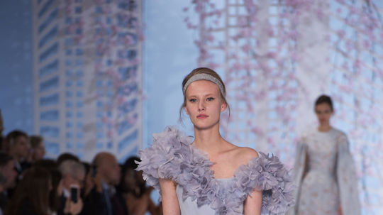 Modelka v kreácii Ralph & Russo Haute Couture -...