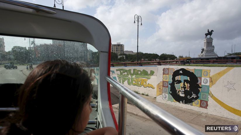 Turistka z Peru sa pozerá na havanské graffiti...