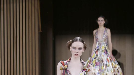 Modelka v kreácii Chanel Haute Couture Jar/Leto...