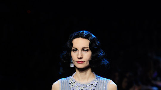 Modelka v kreácii z dielne Armani Privé -...