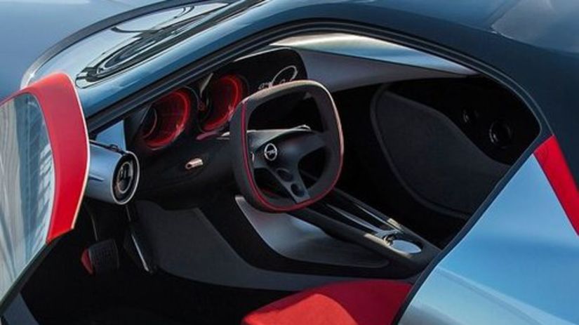 Interiér je zariadený veľmi stroho. Čo iné...