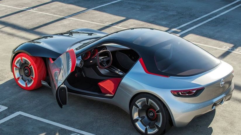 Dvere tvoria aj súčasť blatníkov. Otáčajú sa...