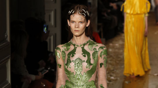 Kreácia z kolekcie Valentino Haute Couture -...