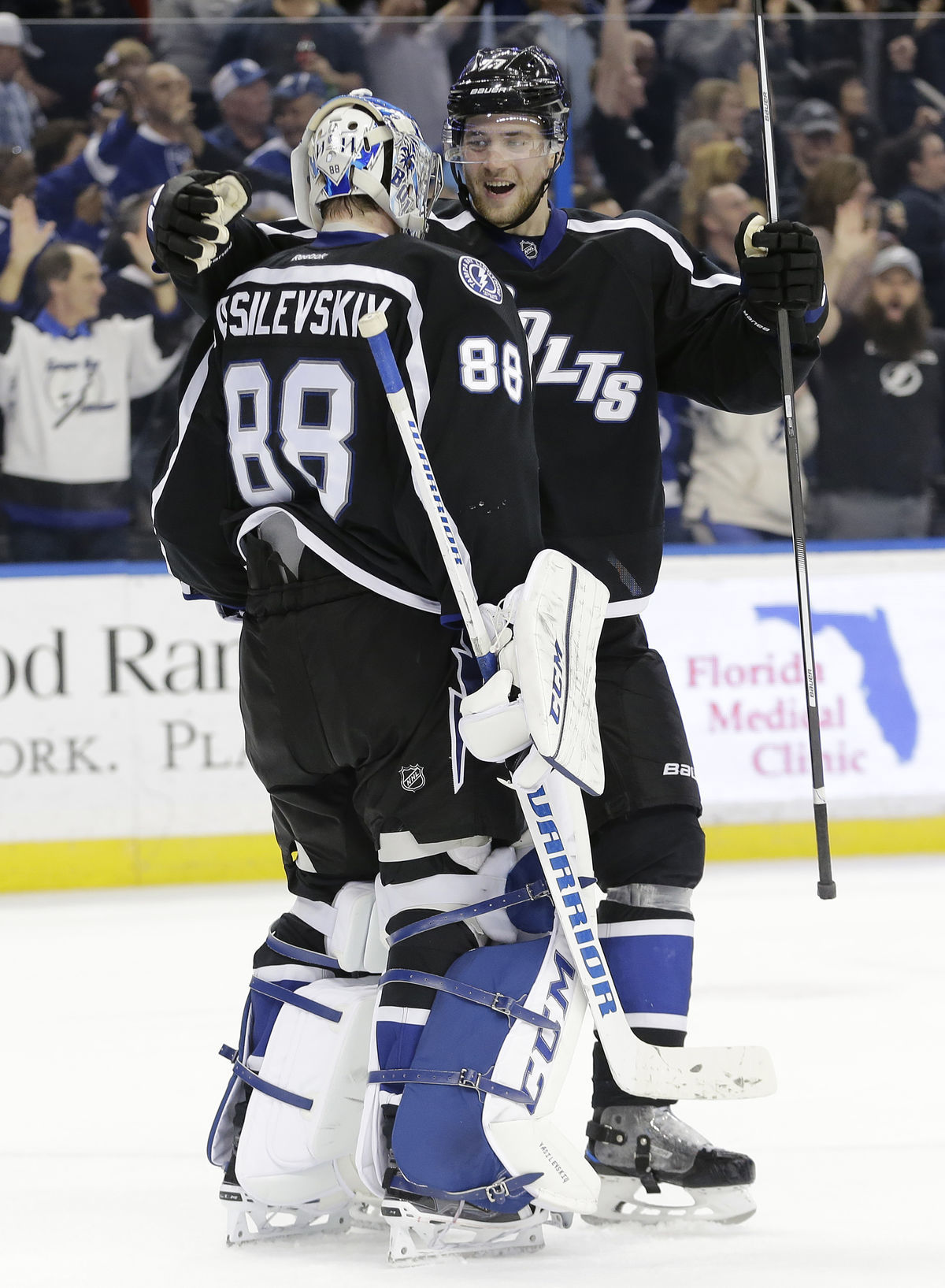 Obranca Tampy Bay Victor Hedman gratuluje...