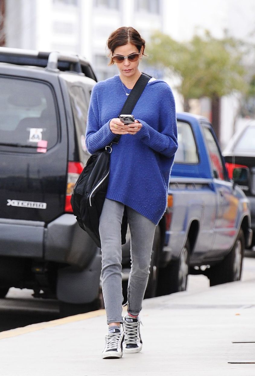 Teri Hatcher kráča ulicami Los Angeles.
