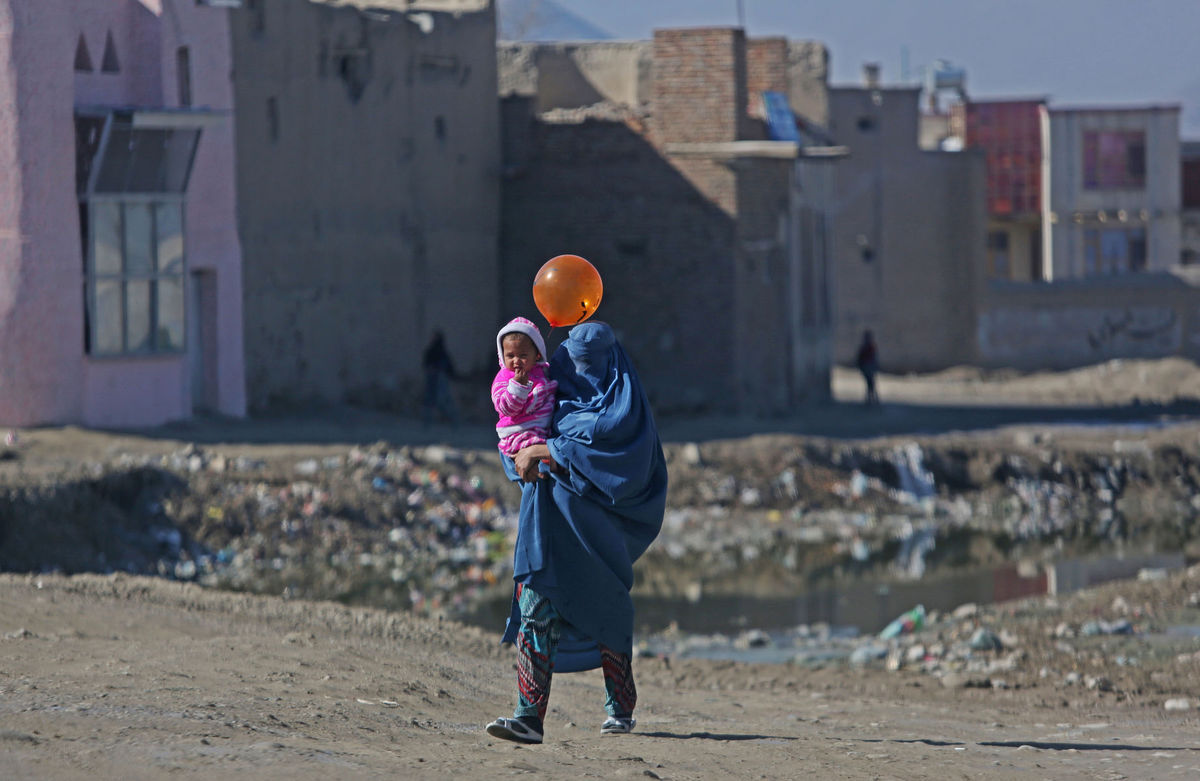 Afganistan, matka, dieťa, balónik, balón, moslimka