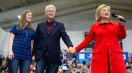 Clintonovci vlani zarobili desať miliónov dolárov