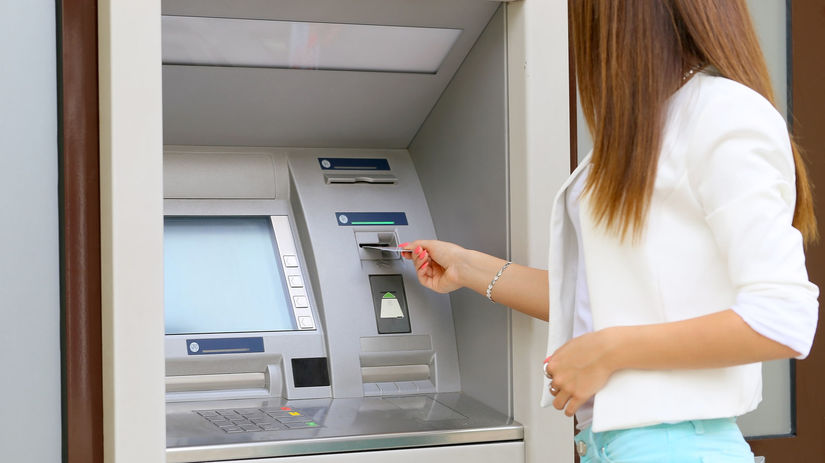 bankomat, žena, výber hotovosti