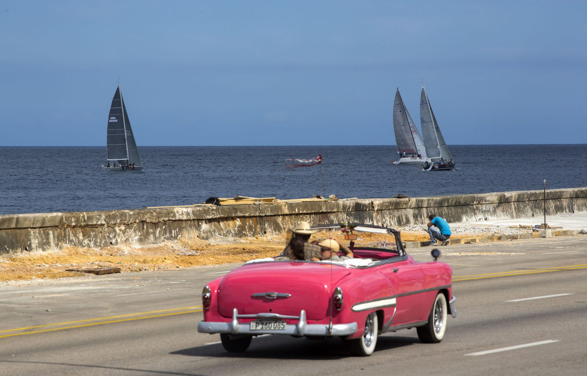 Kuba, jachty, auto, ružový kadilak, kabriolet