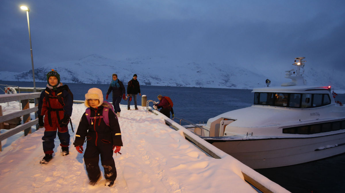 Nórsko, zima, sneh, mráz, deti, čln, loďka, more, prístav, mólo,