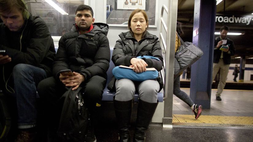 Metro na dráhe F na newyorskom Manhattnae. Asi...