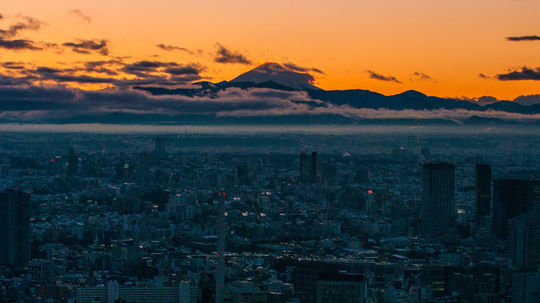 Za dobrých svetelných podmienok je z mesta...
