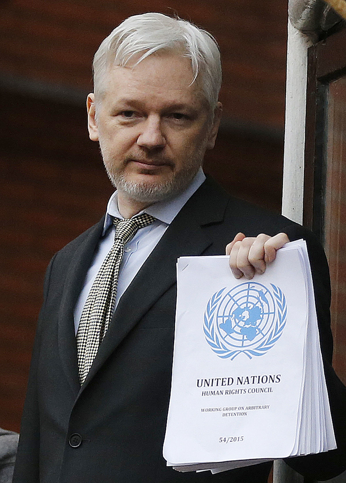 Julian Assange drží vyhlásenie OSN na balkóne...