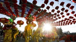 čínsky lunárny nový rok, oslavy, lampióny, draky, tanec, tanečníci