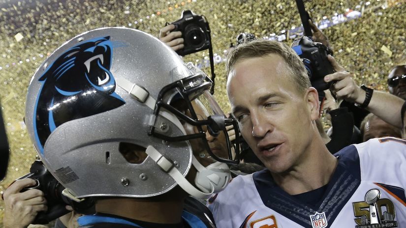 Peyton Manning prijíma gratuláciu od Cama...