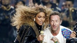 Speváčka Beyonce a spevák Chris Martin z Coldplay počas vystúpenia v prestávke Super Bowl.