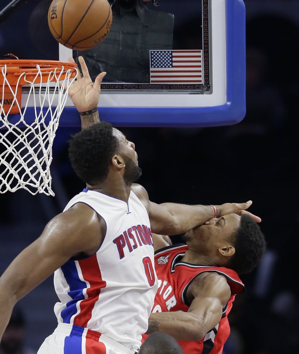 Andre Drummond bráni DeMara DeRozana z Toronta.