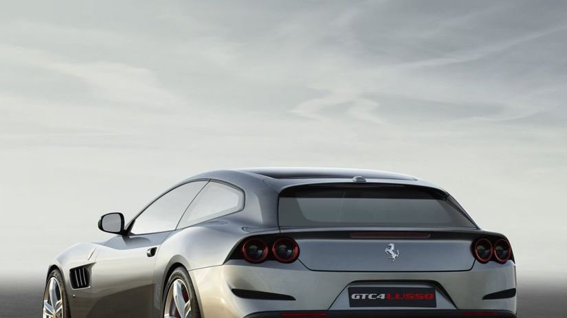 Dozadu sa konečne vrátila štvorica reflektorov,...