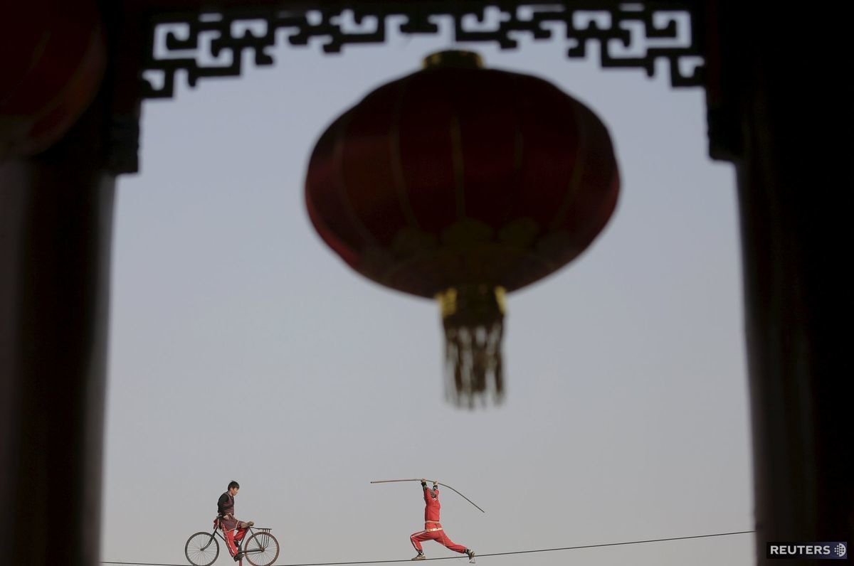 čínsky lunárny nový rok, lampión, bicykel, artista, akrobat