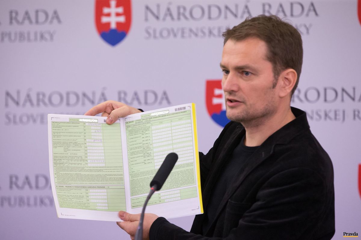 Predseda OĽaNO Igor Matovič ukazuje svoje...