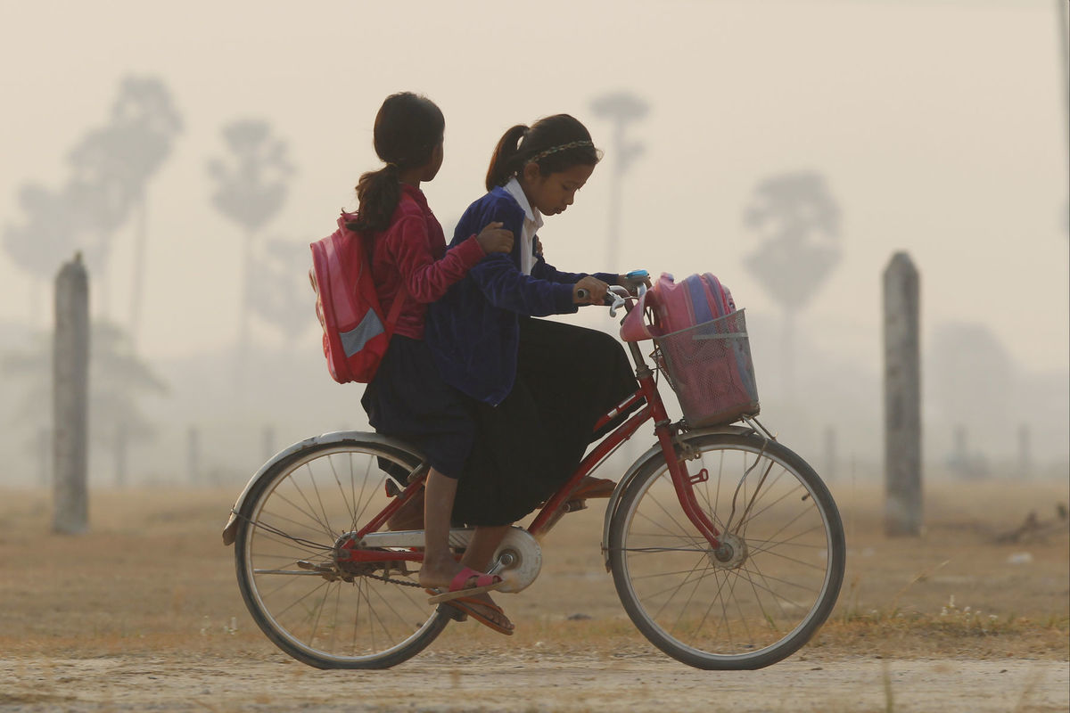 Kambodža, dievčatá, bicykel, školáčky