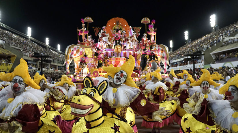 Tanečníci zo školy samby Sao Clemente na...