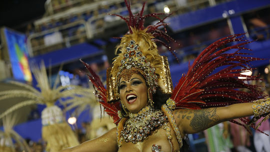 Tanečnica zo školy samby Mangueira počas...