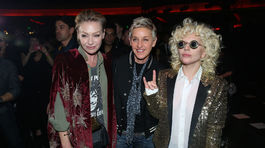 Ellen DeGeneres (v strede) s manželkou Portiou de Rossi (vľavo) a speváčkou Lady Gaga