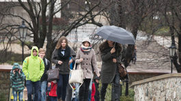 Hasiči zasahujú pre silný vietor, vyčíňať bude aj v pondelok